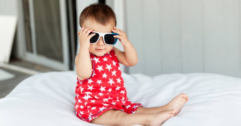 Lit parapluie babybjorn ou phil and teds: petite fille sur un matelas