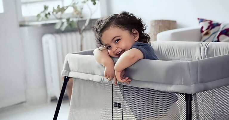 bébé dans un lit parapluie babybjorn