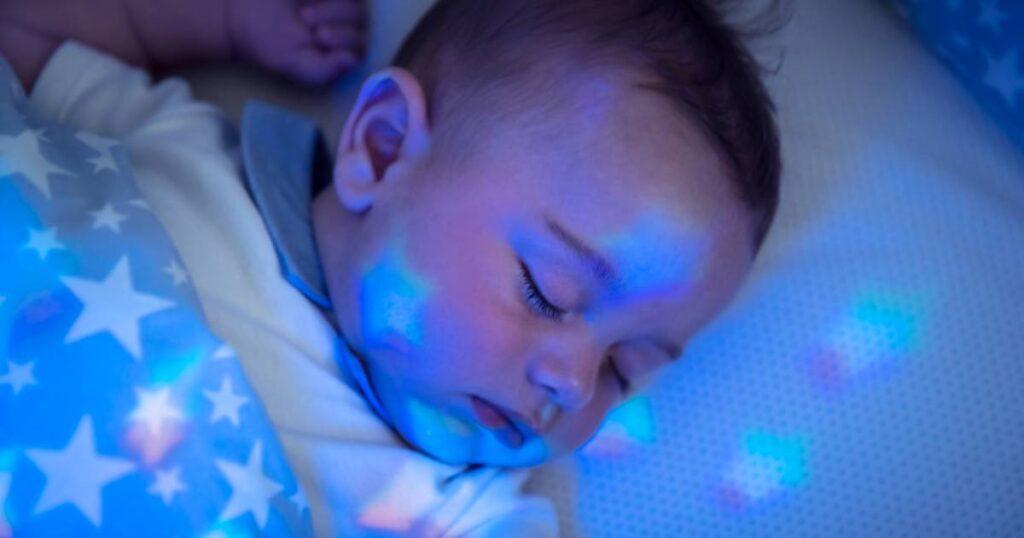 bébé dormant dans son lit de bébé