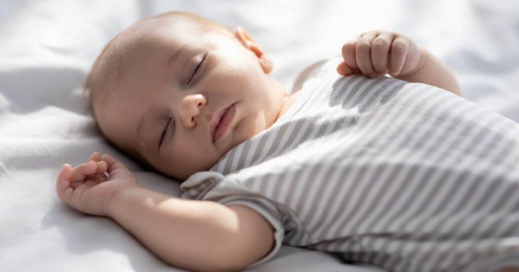 bébé en train de dormir dans un lit parapluie