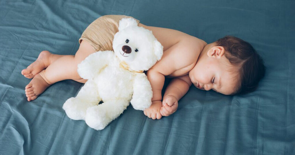 bébé et son doudou