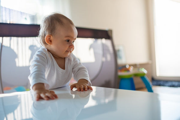bébé escalade la table