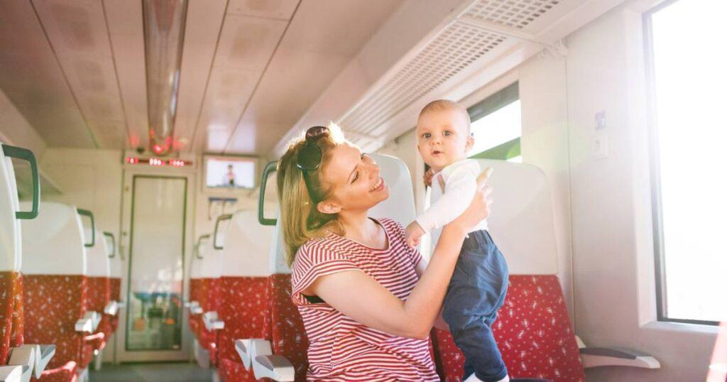 maman et bébé en voyage