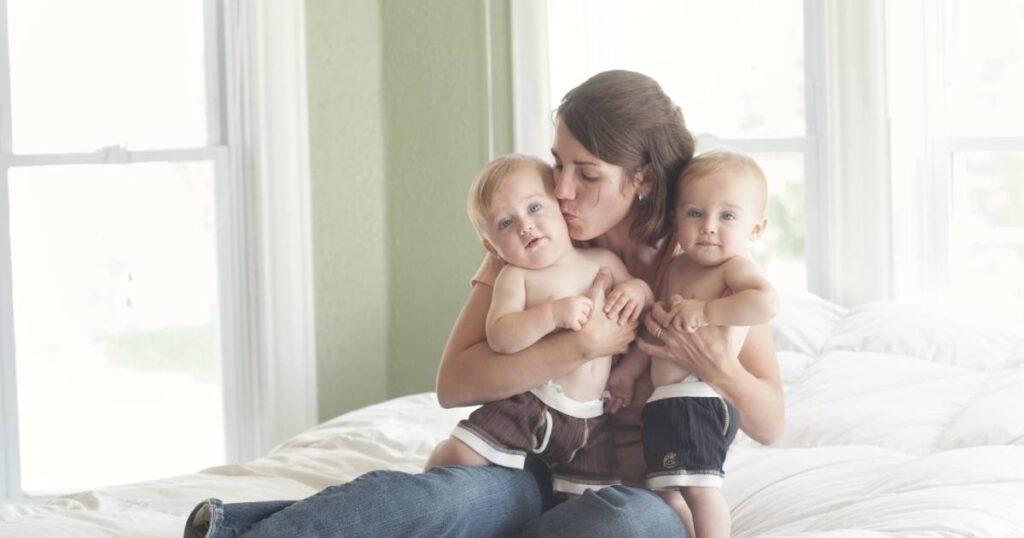 maman et ses deux bébés