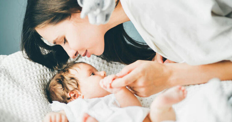 maman et son bébé dans un Lit Parapluie 2 Niveaux De Couchage