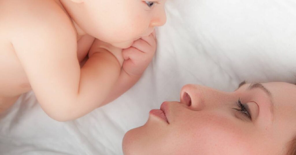 maman et son bébé sur le lit