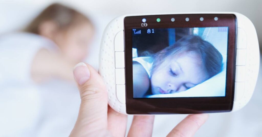 maman qui regarde son babyphone
