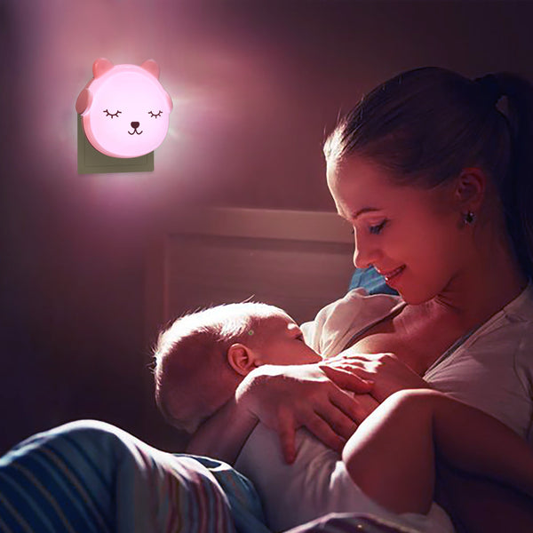 maman donnant le sein à la lumiere d'une veilleuse