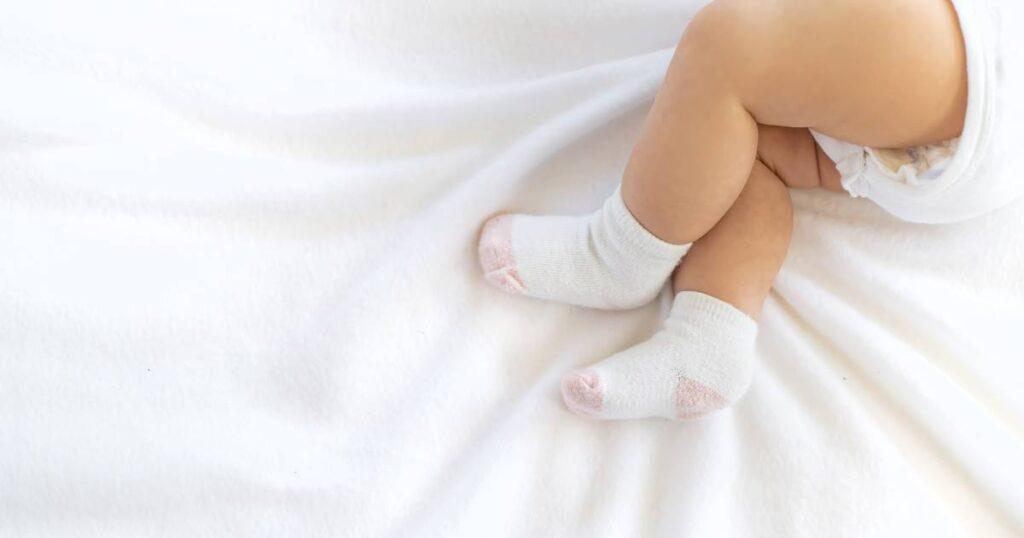 nourrisson sur son matelas de lit de bébé